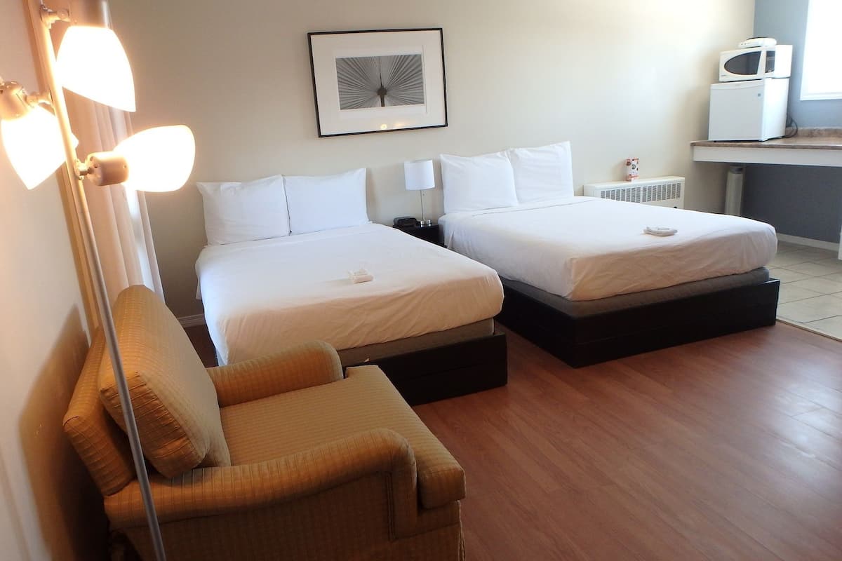 Habitación estándar, 2 camas matrimoniales | Escritorio, tabla de planchar con plancha y wifi gratis