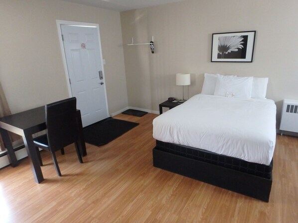 Standard Room, 1 Queen Bed | Desk, iron/ironing board, free WiFi - Wheel Inn Motel (Temiskaming Shores)