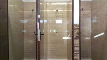 Badkamer met douche