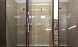 Badkamer met douche