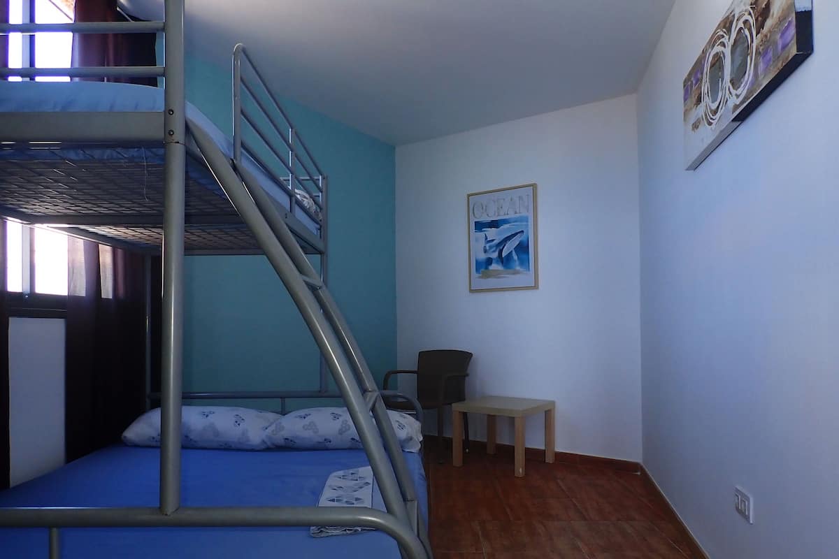 Standaard driepersoonskamer, gedeelde badkamer (private room) | Gratis wifi