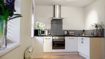 Monolocale | Cucina privata | Frigorifero, microonde, piano cottura, lavastoviglie