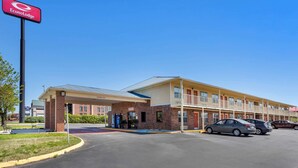 A motel with a central building and a parking lot. - Econo Lodge Athens I-75 (Athens)