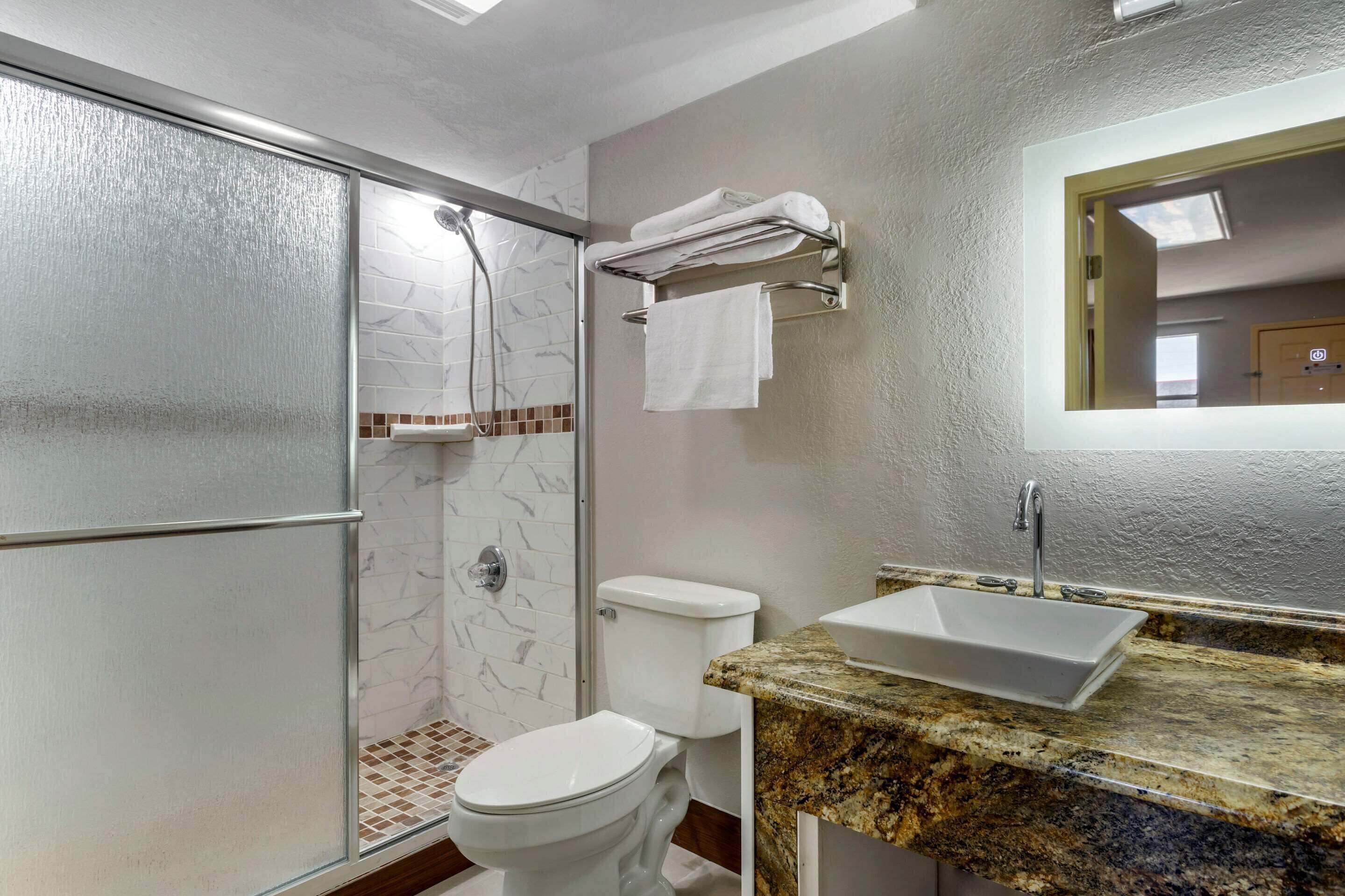 标准房, 2 张双人床, 无烟房 | 浴室 | 淋浴/盆浴组合、深泡浴缸、免费洗浴用品、吹风机