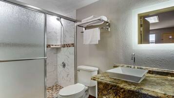 Camera Standard, 2 letti matrimoniali, non fumatori | Bagno | Combinazione doccia/vasca, vasca da bagno a immersione totale