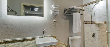 Quarto standard, 1 cama King, para não fumantes | Banheiro | Chuveiro/banheira combinados, banheira de imersão