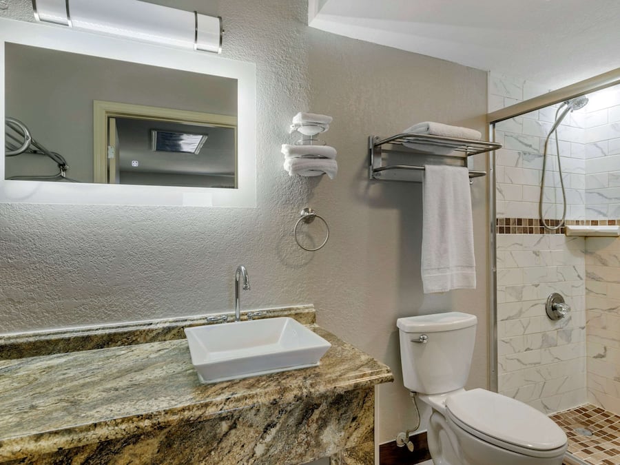 Bañera con ducha, bañera profunda, artículos de tocador gratuitos