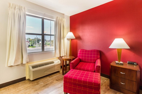 Standard Room, 1 King Bed, Non Smoking | 1 bedroom, desk, blackout drapes, free WiFi