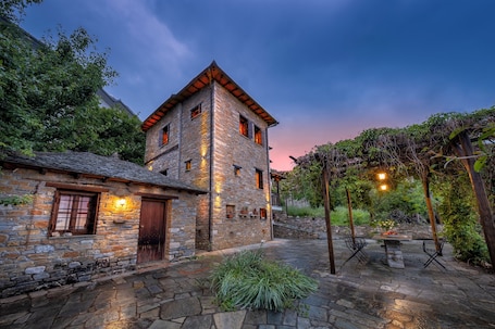 Exterior. Palios Stathmos