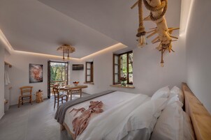 Comfort Room | Living area | 46-inch Smart TV with satellite channels, TV