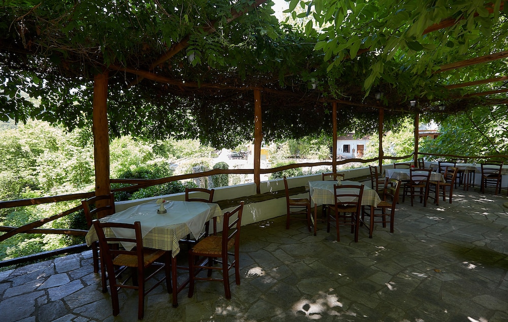 Palios Stathmos by null