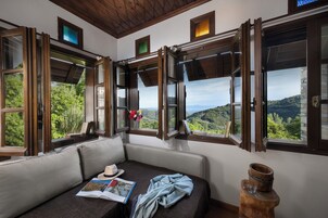 独特别墅 | 起居区 | 46-英寸智能电视 （配备卫星频道）、电视