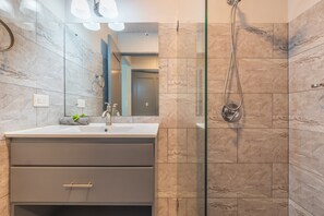 Deluxe-studiosuite | Badeværelse | Brusehoved med spredningseffekt, håndklæder, Sæbe, Shampoo