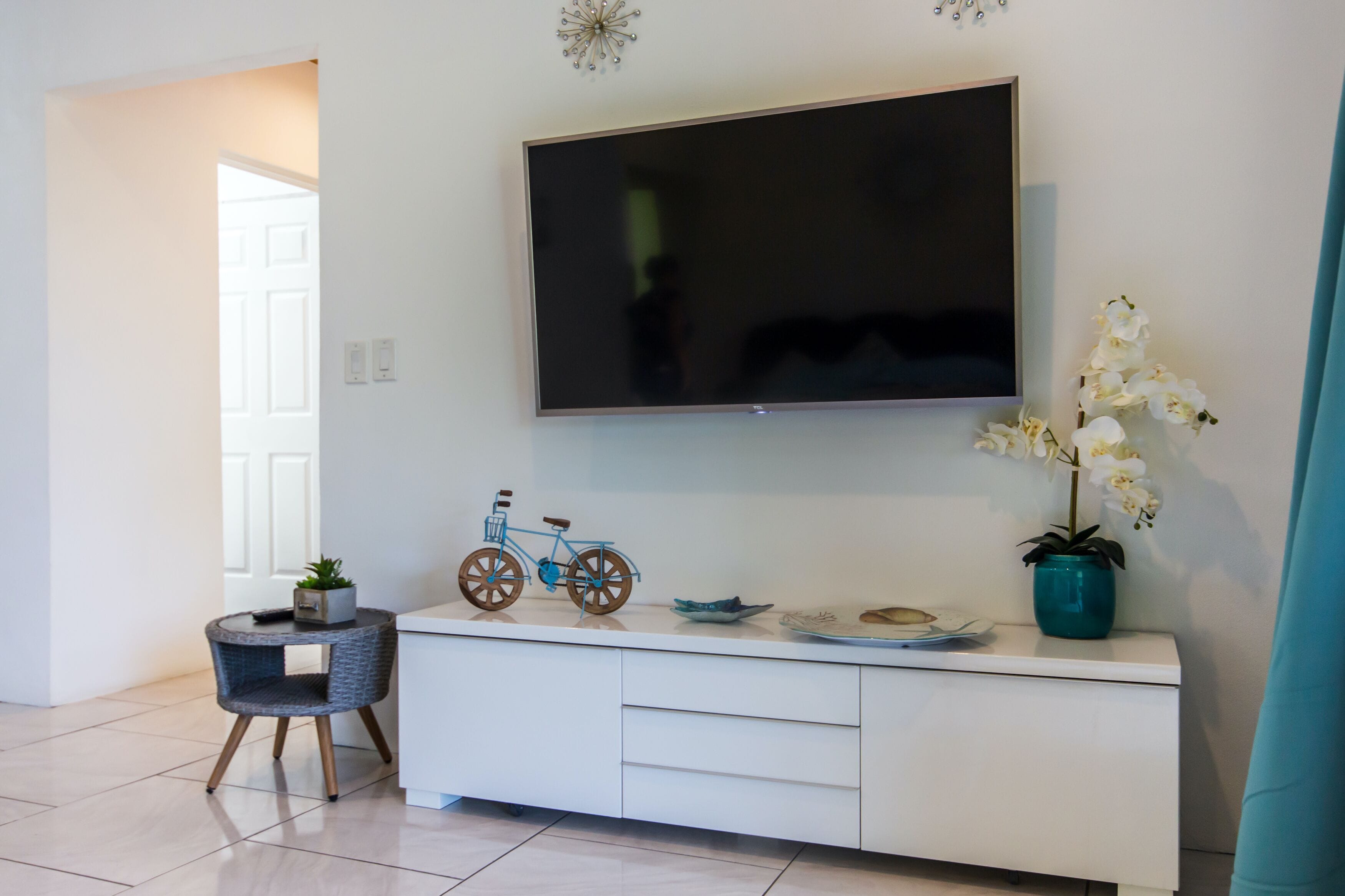 superior double room | living area | 42-inch flat-screen tv with cable channels, tv