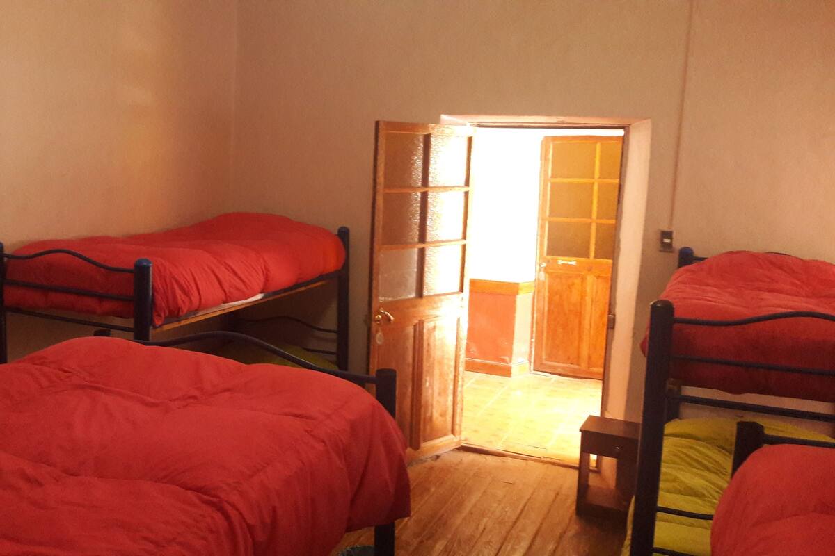 Basic Shared Dormitory, Shared Bathroom (Dormitorio compartido 10 personas)