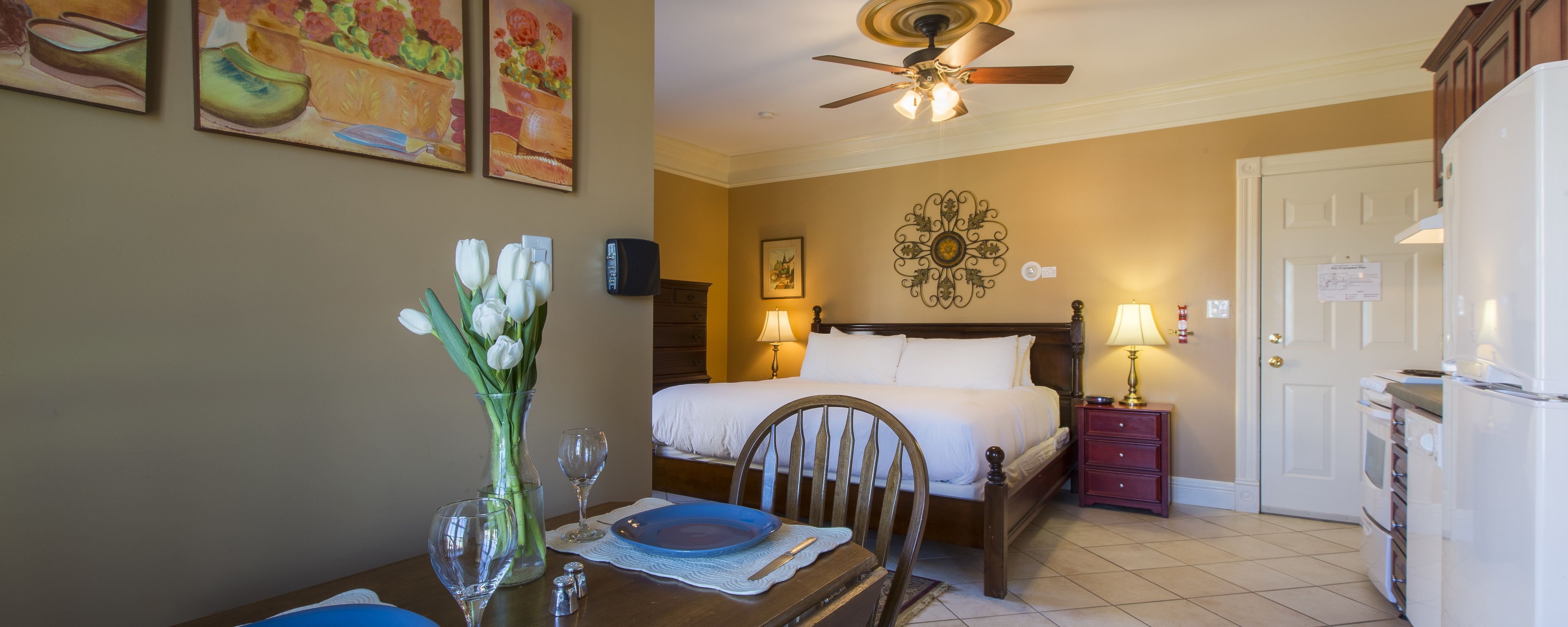 Executive Studio Suite, 1 King Bed | Individually decorated, individually furnished, iron/ironing board