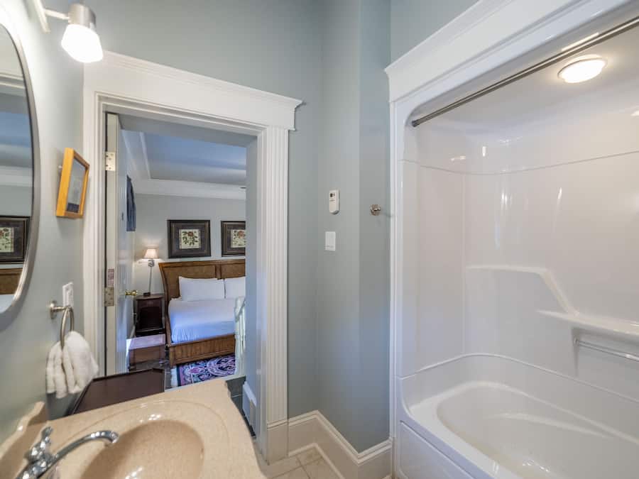 Superior Studio Suite, 1 King Bed | Bathroom | Combined shower/tub, jetted tub, free toiletries, hair dryer