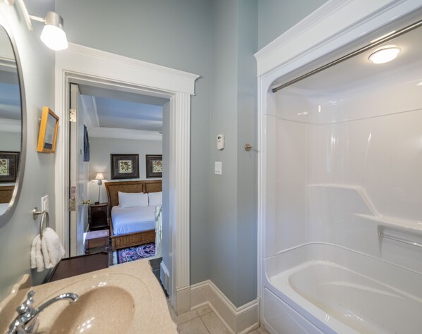 Suite estudio superior, 1 cama King size | Baño | Tina con regadera, tina de hidromasaje, amenidades de baño gratuitas