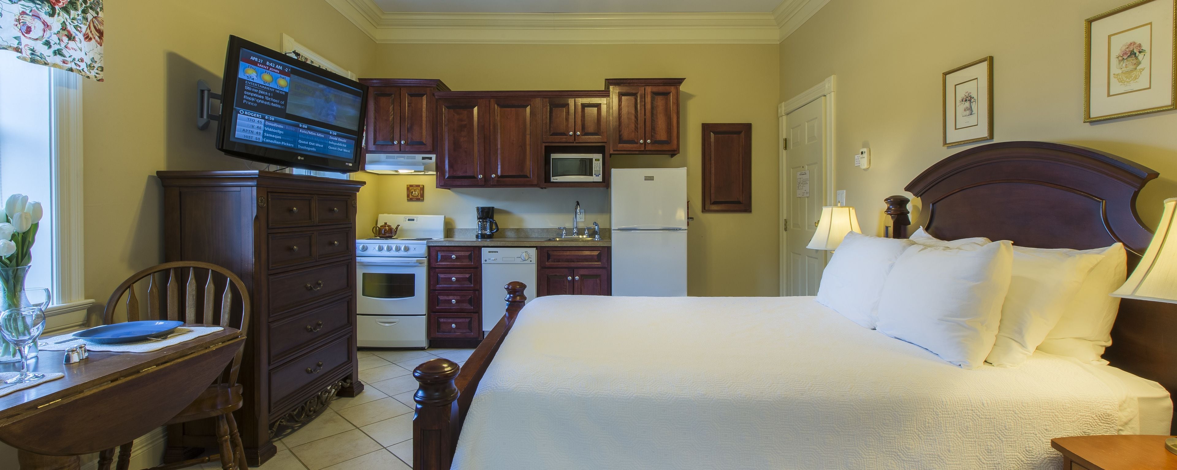 スーペリア スタジオスイート クイーンベッド 1 台 | 客室ごとに異なる装飾、客室ごとに異なるインテリア、アイロン / アイロン台、WiFi (無料)