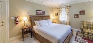 Executive-Studiosuite, 1 King-Bett | Individuell dekoriert, individuell eingerichtet, Bügeleisen/Bügelbrett