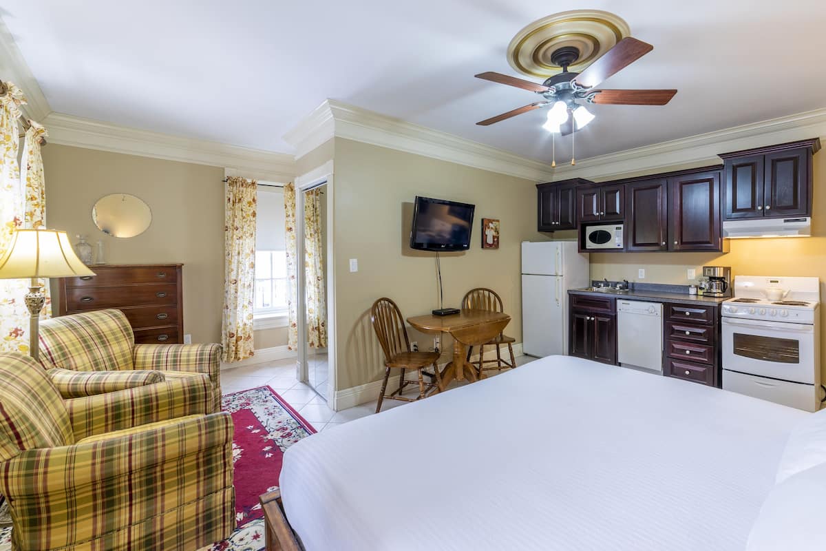Executive Studio Suite, 1 King Bed | Individually decorated, individually furnished, iron/ironing board