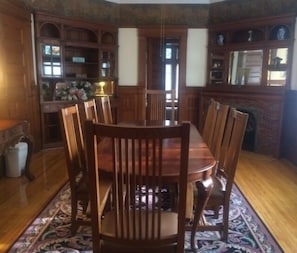 Suite exécutive, 3 chambres | Repas dans la chambre