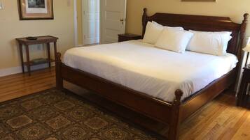 Executive Suite, 1 King Bed | Individually decorated, individually furnished, iron/ironing board