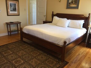 Executive Suite, 1 King Bed | Individually decorated, individually furnished, iron/ironing board