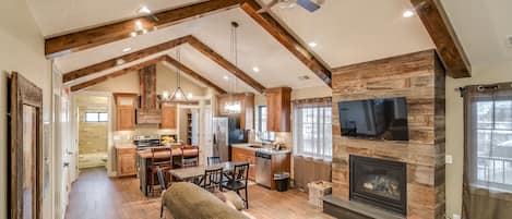 Área de estar | TV de tela plana 36 polegadas com canais digitais, DVD player