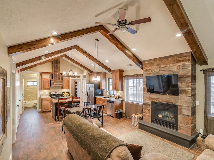 Woonruimte | Een 36-inch flatscreentelevisie met digitale zenders en een dvd-speler