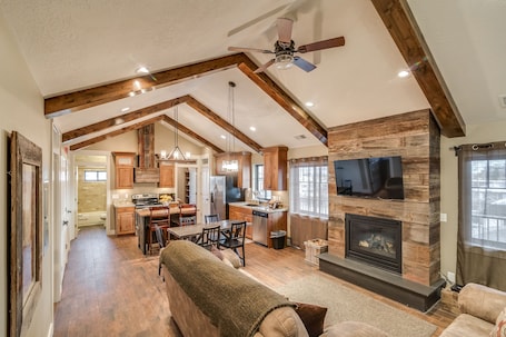 Televisión de pantalla plana, reproductor de DVD. Aspenwood Manor South