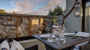 Outdoor dining - The Retreat on Cliff (Knysna)