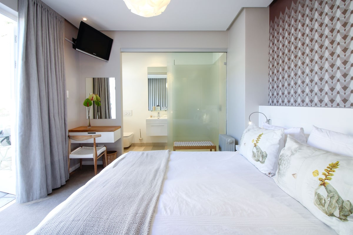 Kamar Double Deluks, patio, area halaman (Room #3) | Minibar, brankas, meja kerja, dan ruang kerja ramah laptop