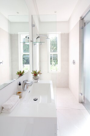 Deluxe Double or Twin Room, Connecting Rooms, Garden Area (Room #1) | Bathroom | Shower, free toiletries, hair dryer, bathrobes - Thirty on Grace (Cape Town)