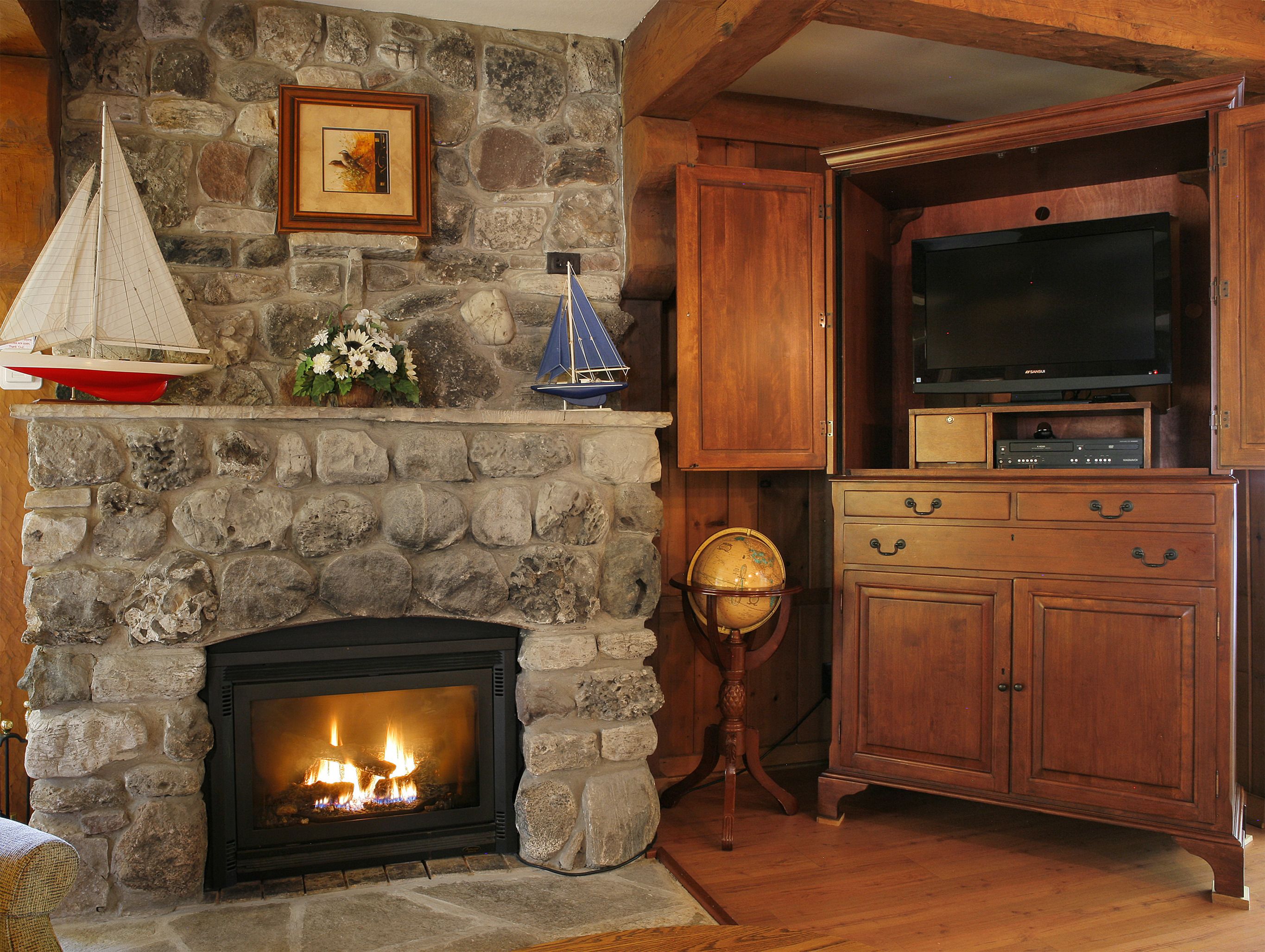 Anniversary Suite, Whirlpool, Fireplace, Kitchen (No Pets) | Room amenity