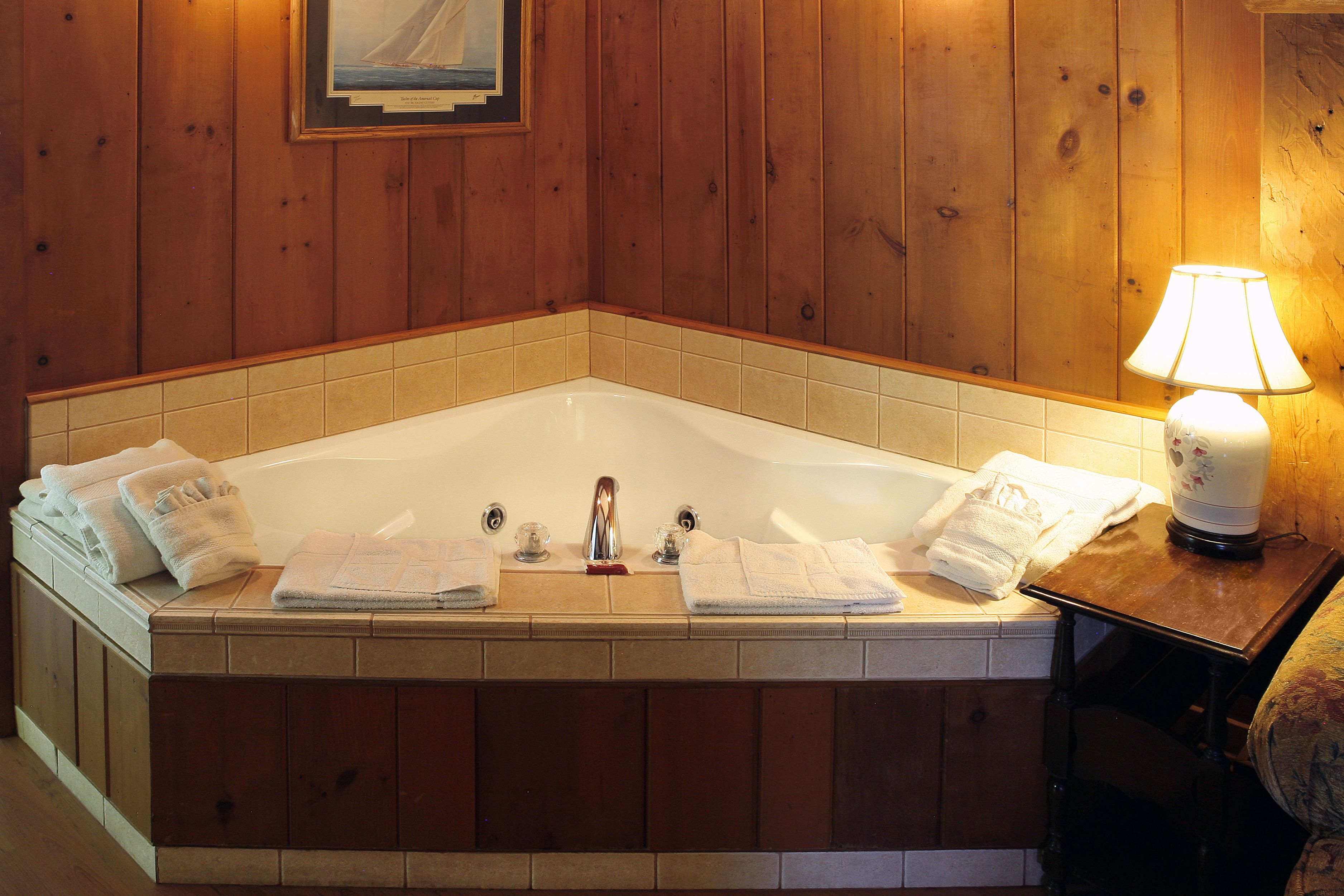 honeymoon suite | jetted bathtub