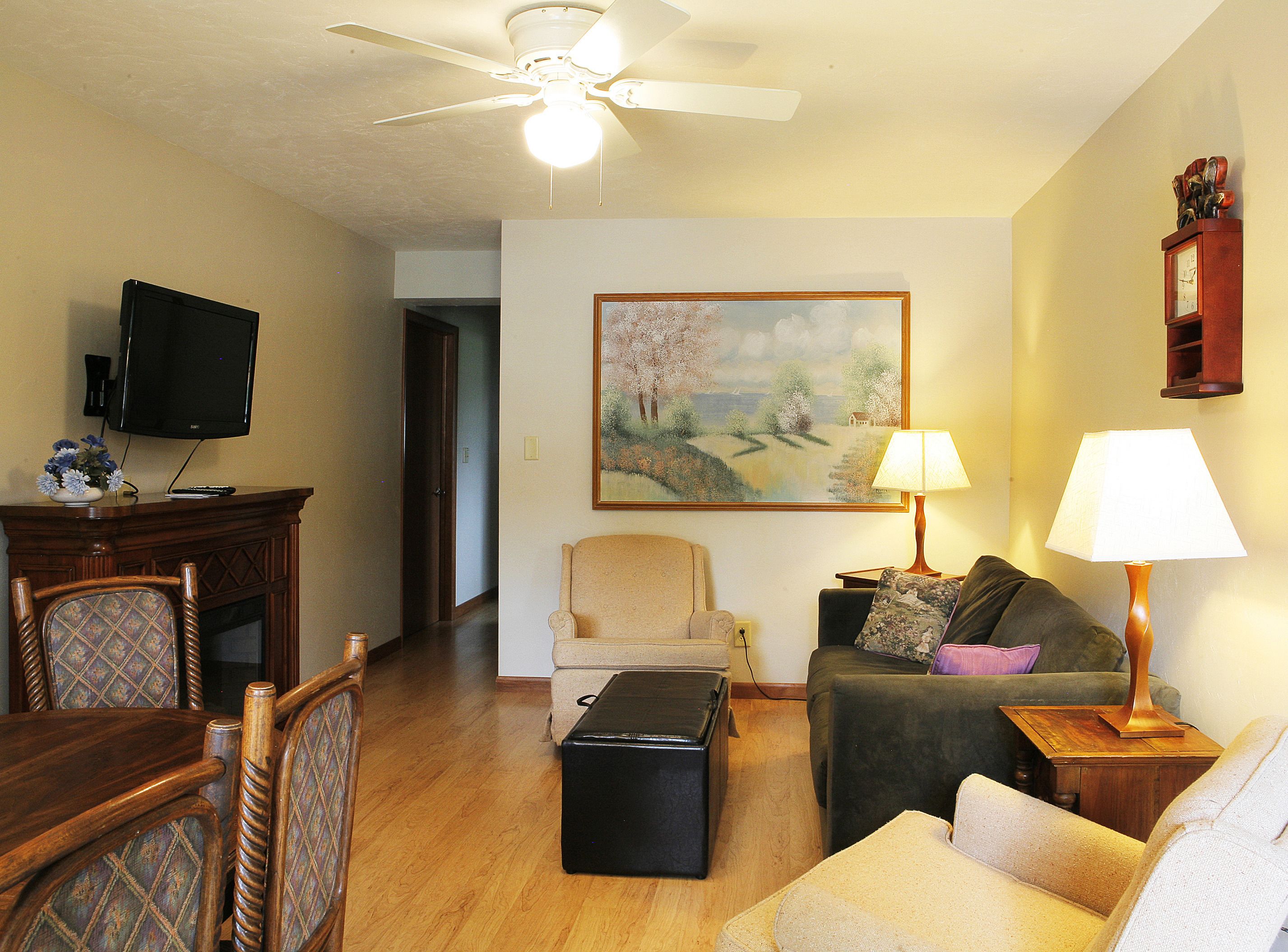 cottage (blue spruce) 3 bedrooms, kitchen, fireplace | living room | flat-screen tv