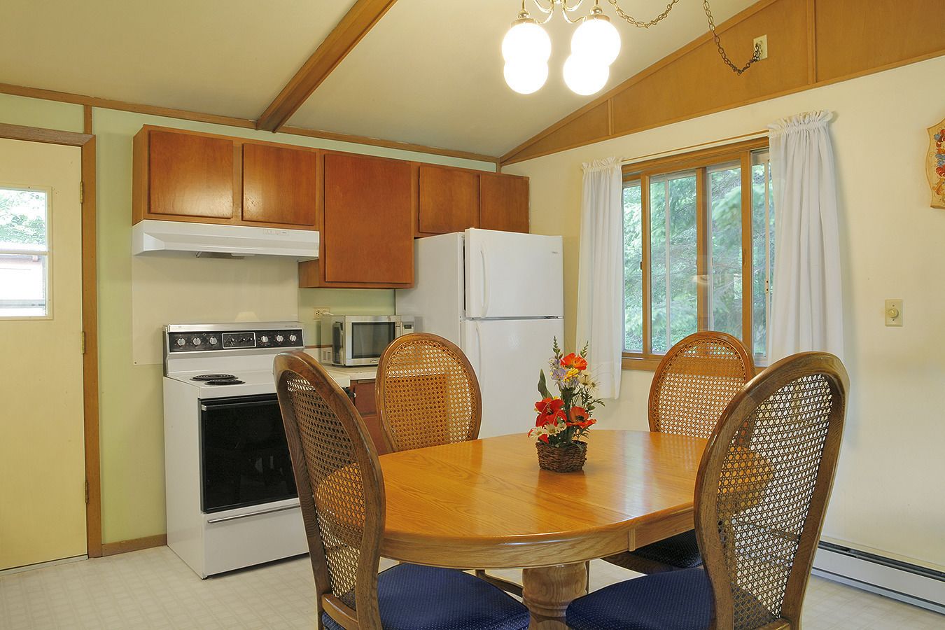 cottage (evergreen) 2 bedrooms, kitchen, fireplace | individually decorated, individually furnished, cots/infant beds