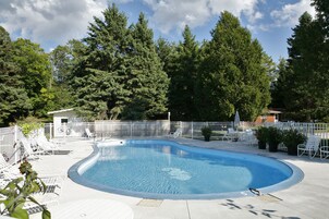 Una piscina al aire libre de temporada (de 10:00 a 20:00), tumbonas