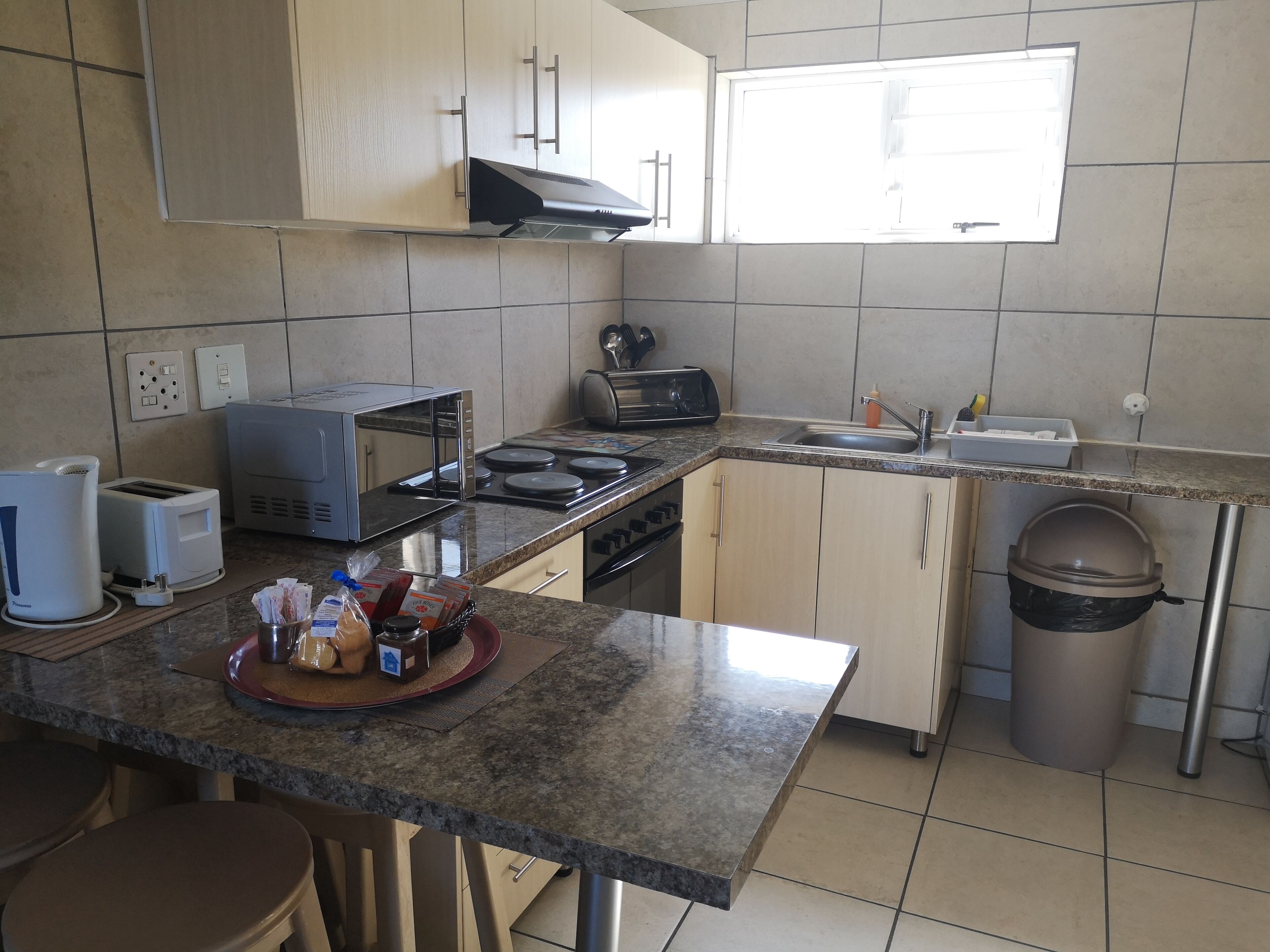 full-sized fridge, microwave, oven, stovetop