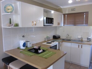 Grand réfrigérateur, micro-ondes, four, plaque de cuisson