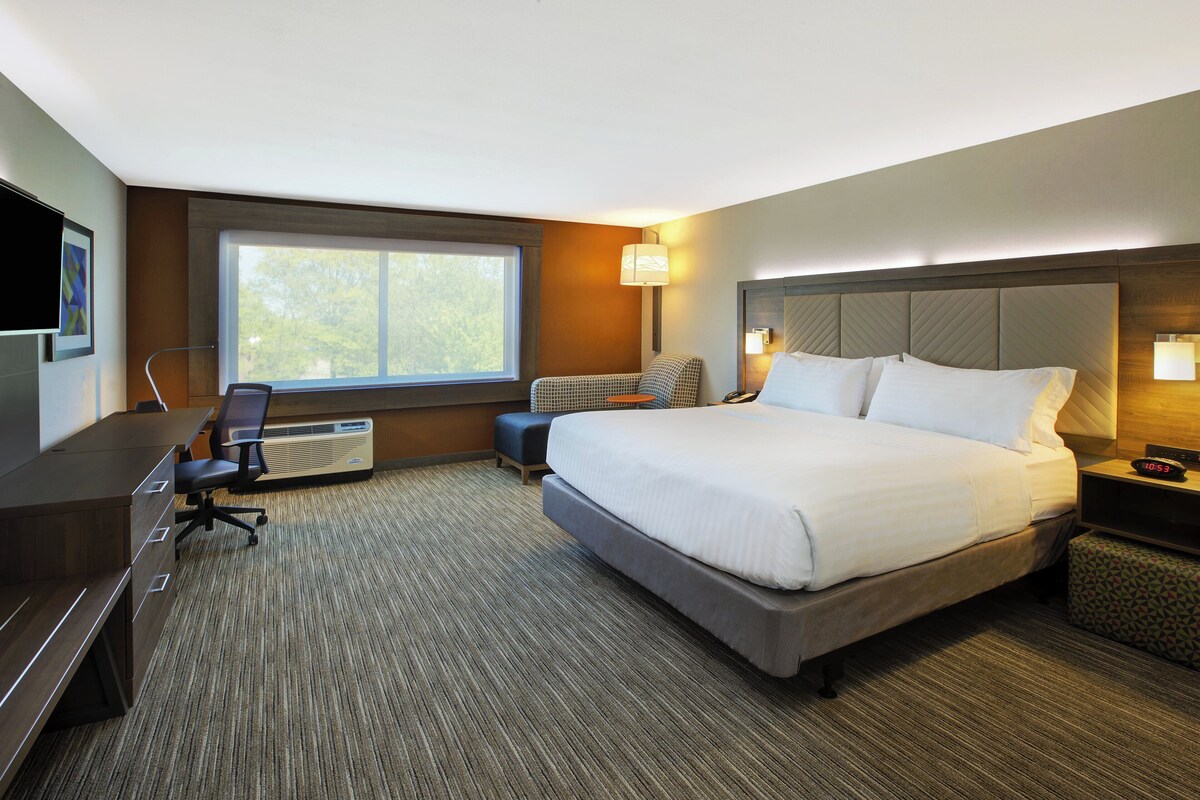 In-room safe, desk, iron/ironing board, rollaway beds (surcharge)