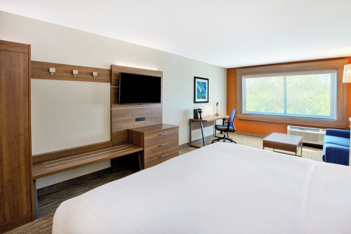 Standard Room, 1 King Bed | In-room safe, desk, iron/ironing board, rollaway beds (surcharge)