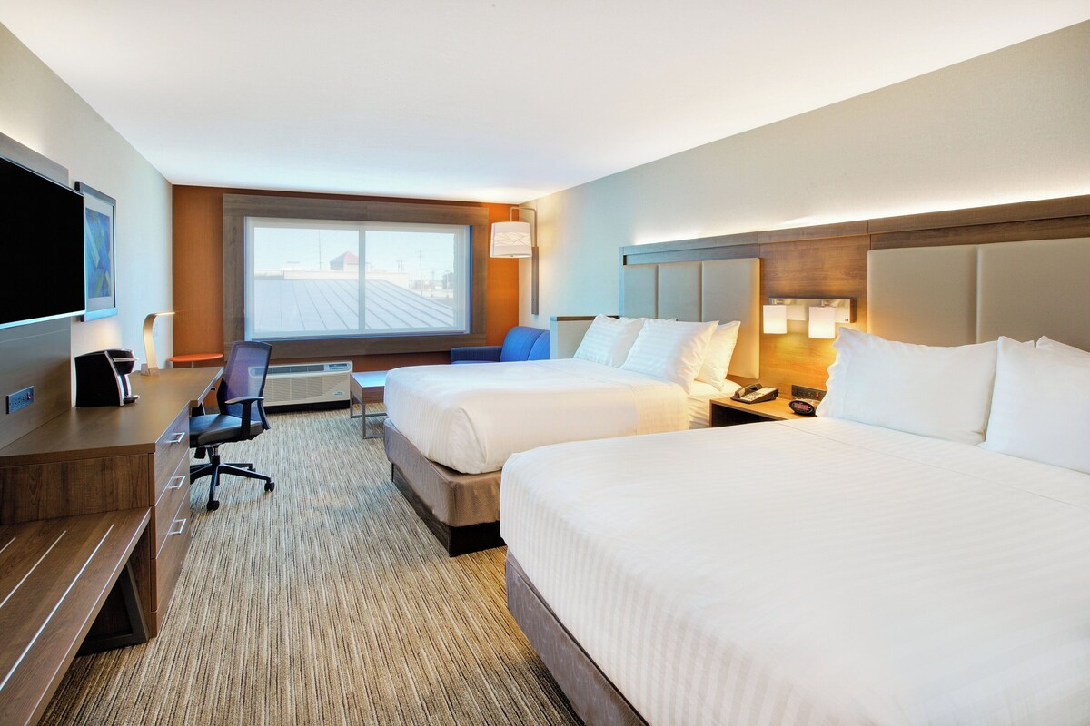 In-room safe, desk, iron/ironing board, rollaway beds (surcharge)