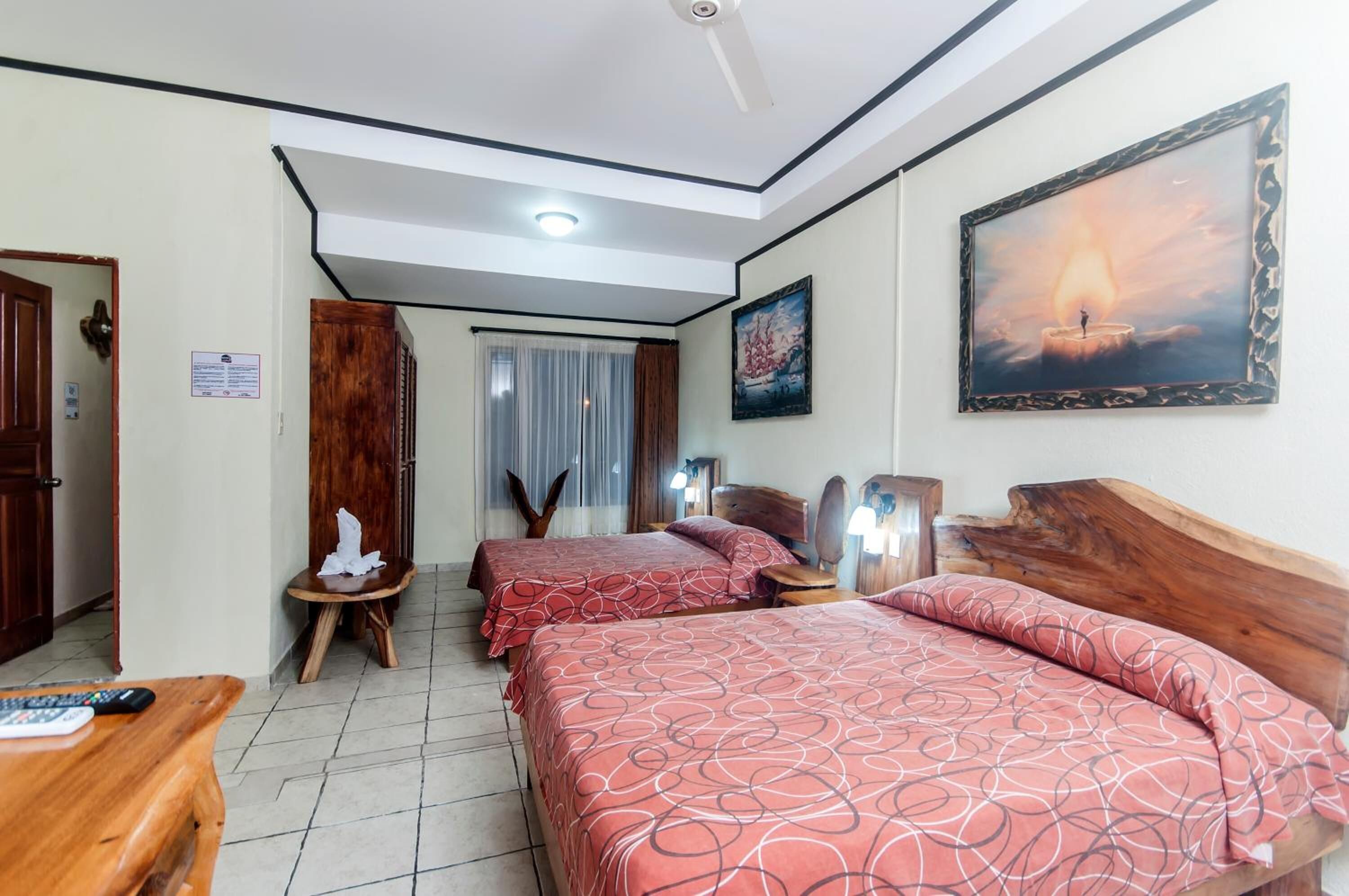 Zimmersafe, Schreibtisch, kostenloses WLAN, Bettwäsche