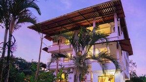 A two-story building with a flat roof and a balcony. - Twin Hotel Galapagos (Bella Vista)
