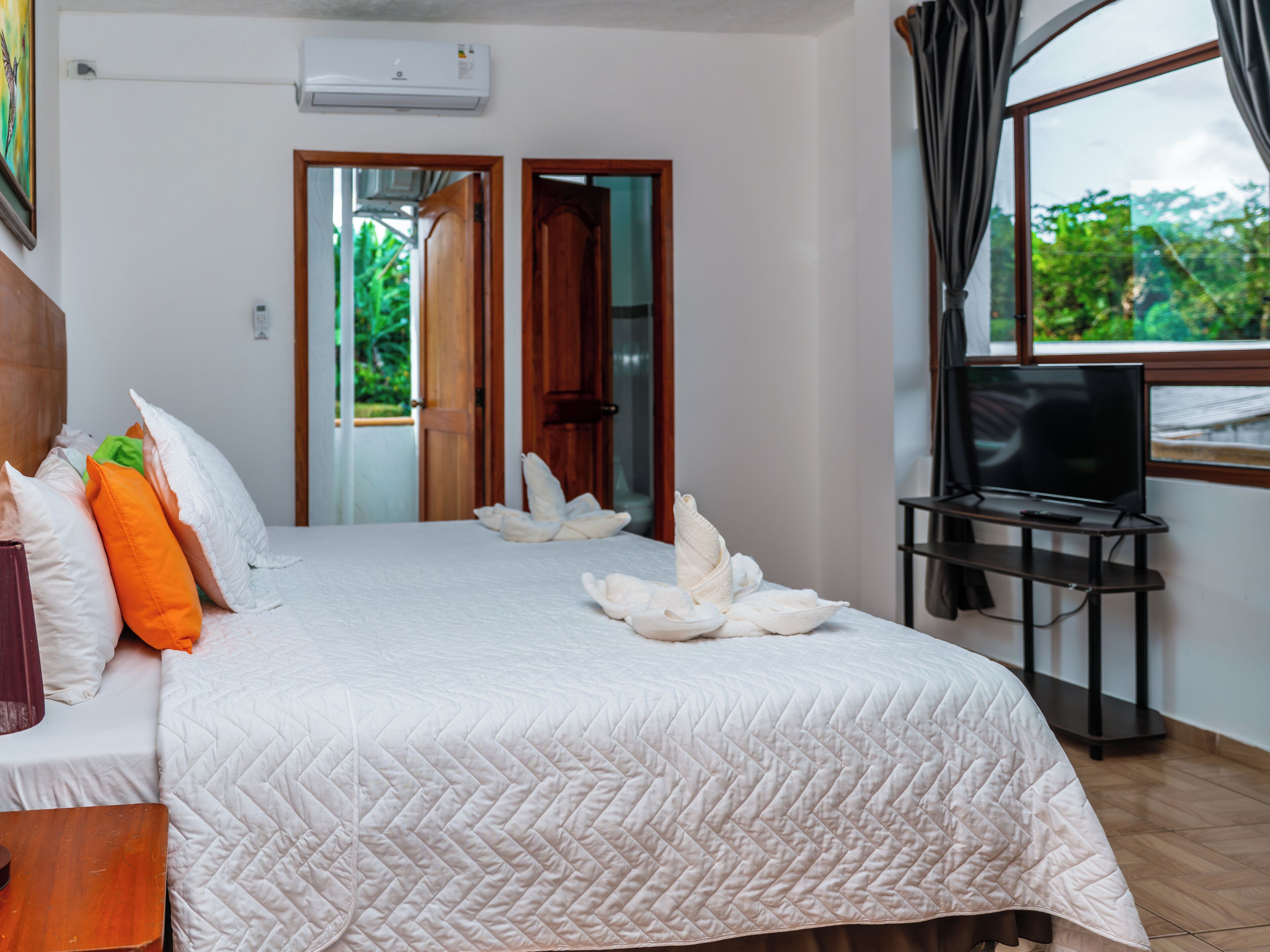 Suite familiar, 2 habitaciones, balcón, vistas al jardín | Edredones de plumas, colchones Tempur-Pedic, caja fuerte