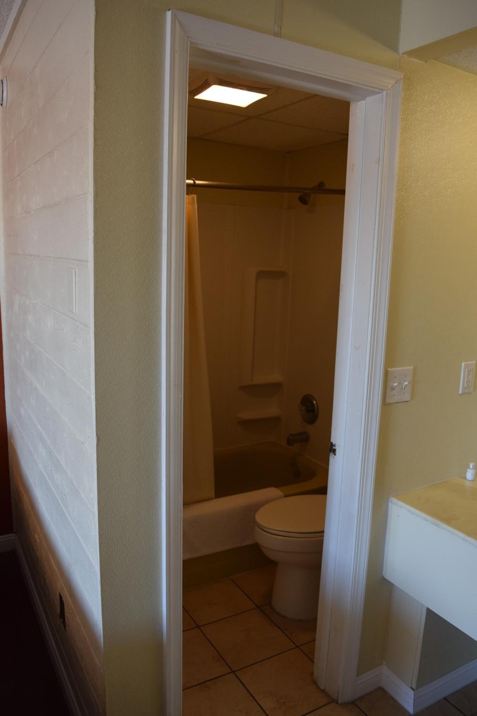 Un baño con inodoro, ducha y lavabo.