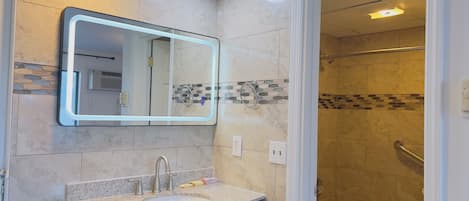 Standard Room | Bathroom | Combined shower/bathtub, free toiletries, towels