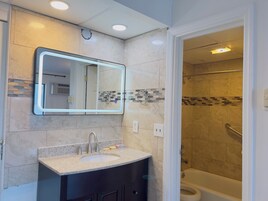 Bañera con ducha, artículos de tocador gratuitos, toallas